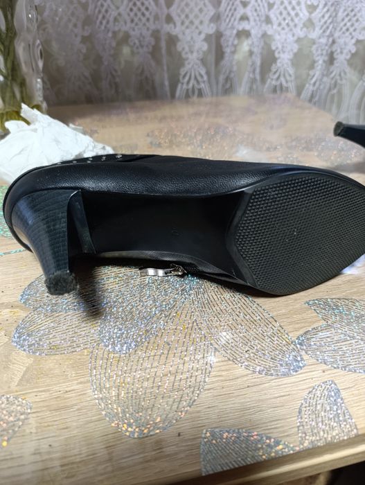 Продам недорого женскую обувь или обменяю на зерно.