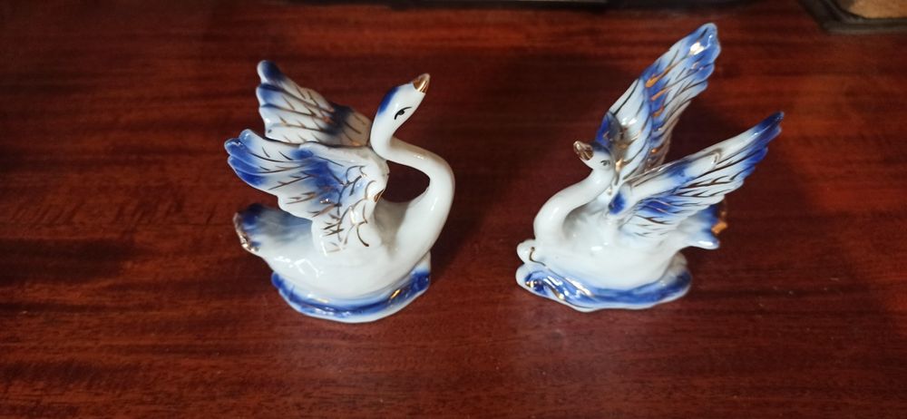 Фаянсовые статуетки лебеди