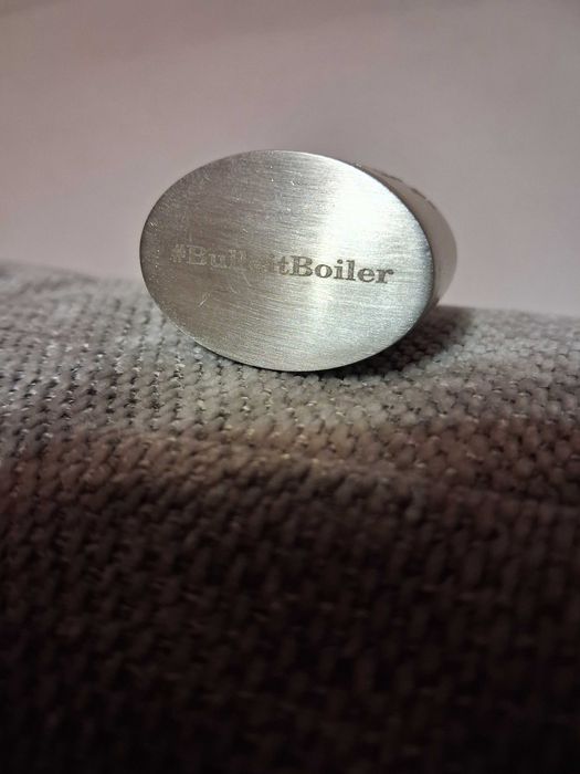 Фляга-брелок для віскі бренду Bulleit Frontier Whiskey.
