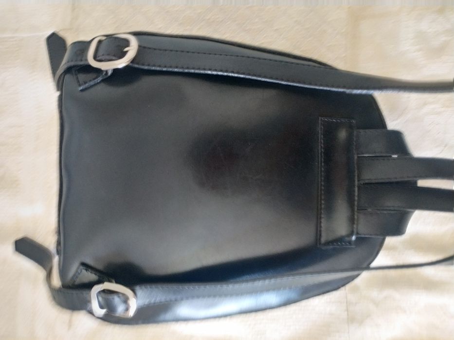 Mochila preta em pele polida
