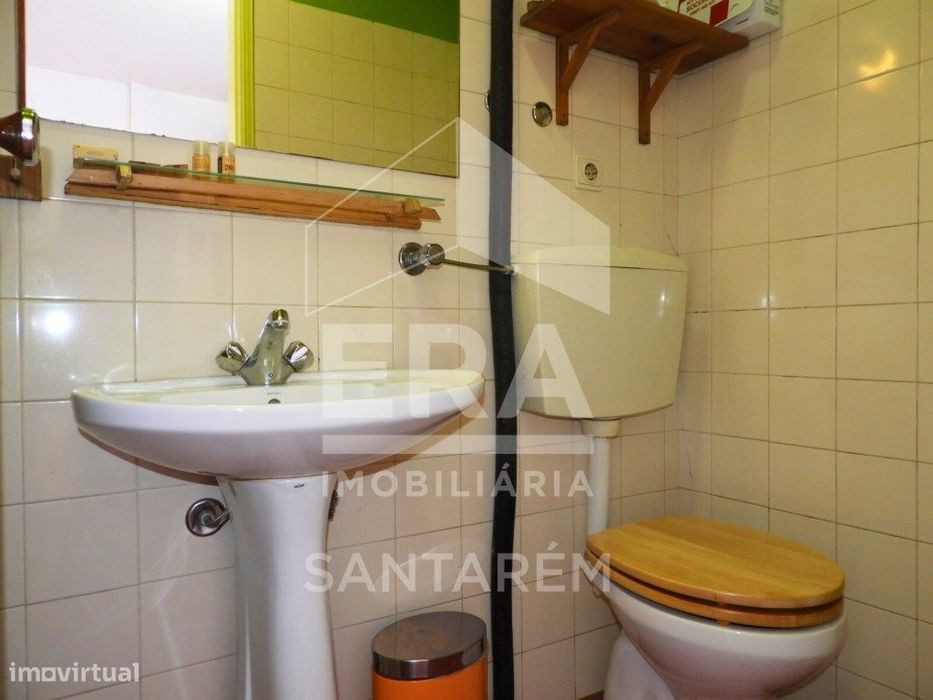 Prédio com 2 Lojas + Apartamento T1