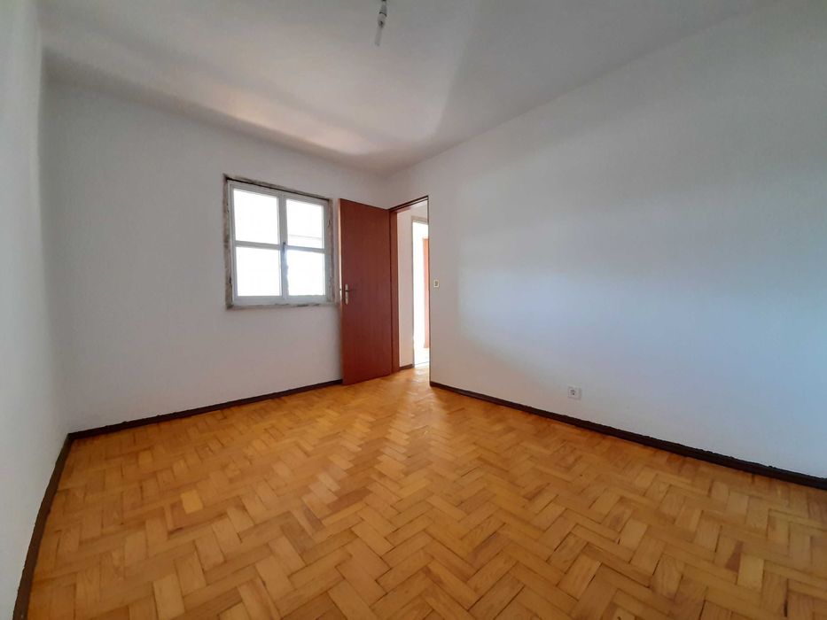 Apartamento T2 para arrendar em Famões