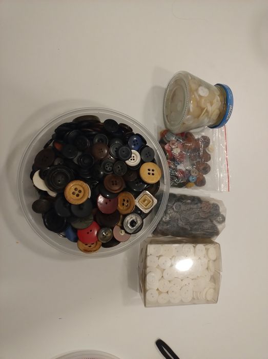 Sprzedam guziki różnego rodzaju i koloru