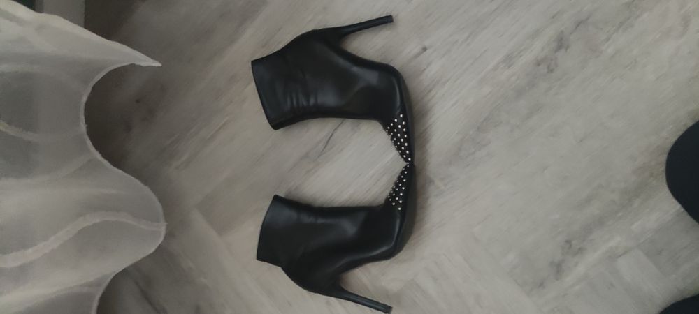 Botki czarne za kostkę ćwieki