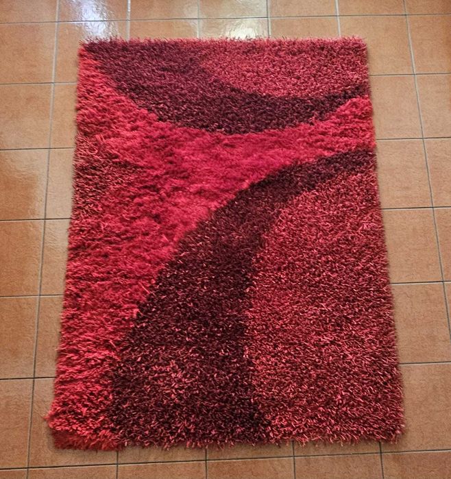 tapete vermelho em ótimo estado