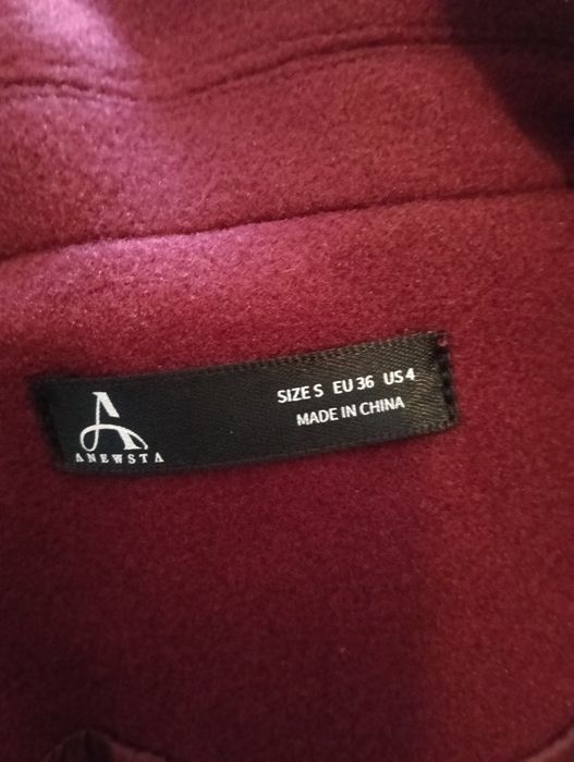 Casaco comprido bordeaux com cinto