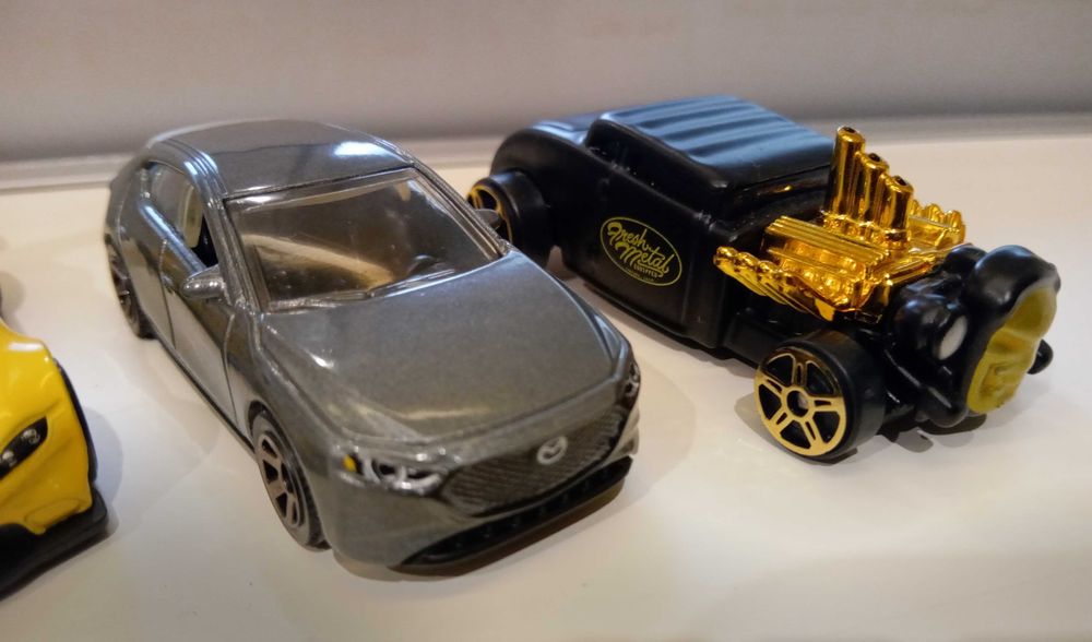 Hot Wheels e outros - 14 carros