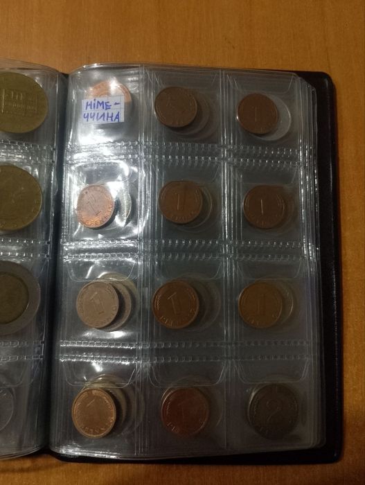 Альбом з різними монетами