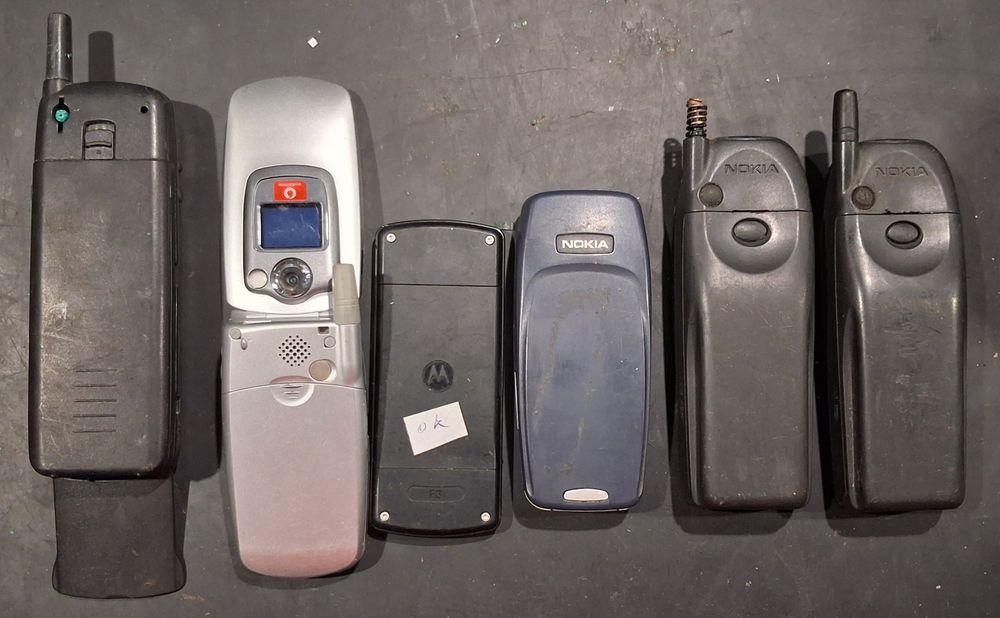 Diversos telemóveis  usados