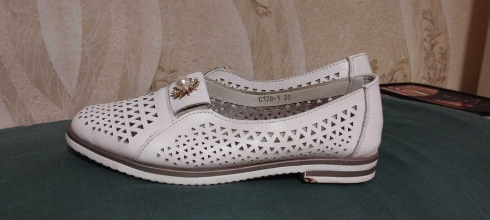 Продам туфли летние,женские.Р.37 Натуральная кожа.Цвет белый.