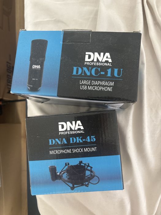 Mikrofon pojemnościowy DNA DNC-1U z koszykiem, statywem i popfiltrem