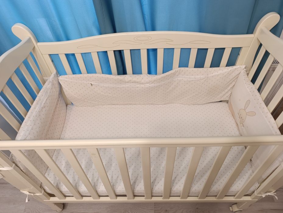 Lite drewno ,Łóżko z kółkami, systemem bujania, szufladą, materacem ko