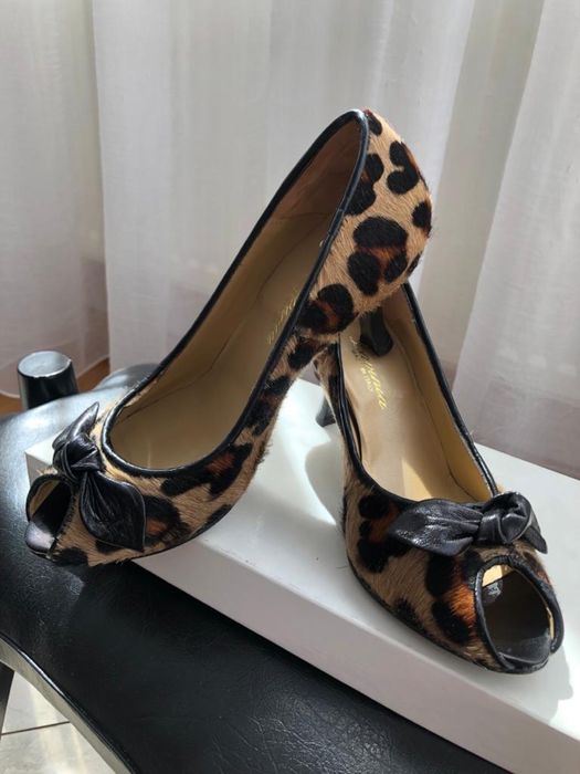 Buty skórzane na obcasie w panterkę 38