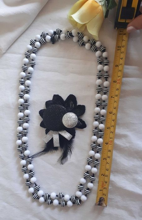 Colar com bolinhas pretas e Alfinete Preto e Prateado