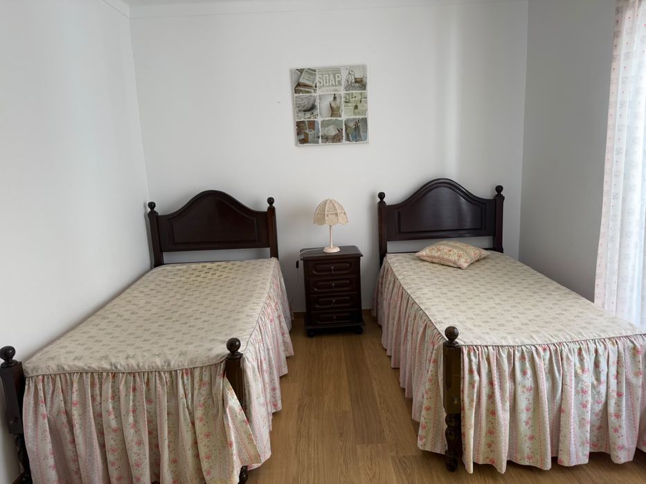 Camas e mobilia de quarto