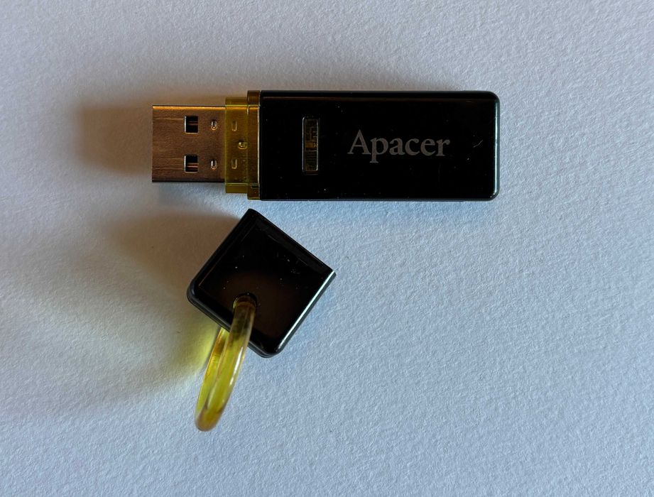 Pen Drive USB 2 GB Apacer Preta com Tampa e Alça