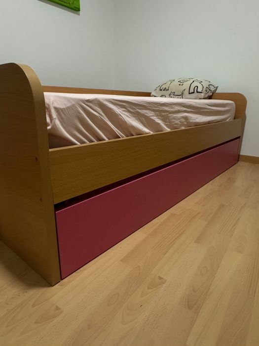 Cama de solteiro + Mesa de Cabeceira | Bom estado