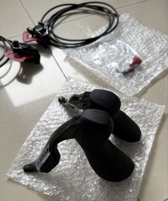 Klamkomanetki SRAM FORCE AXS E1 zaciski przewody