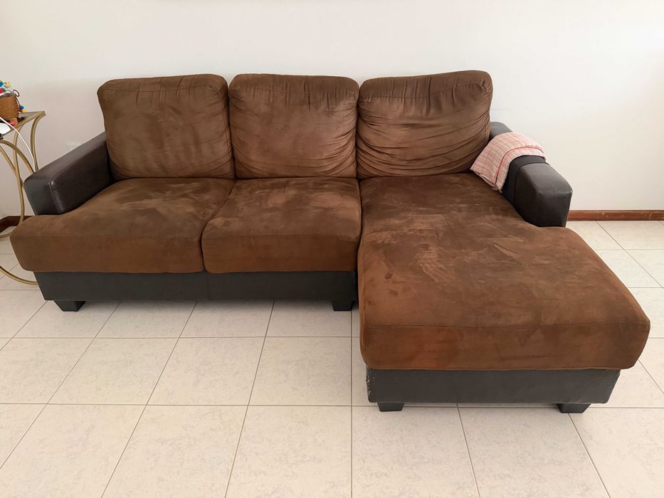 Sofá castanho com chaiselong