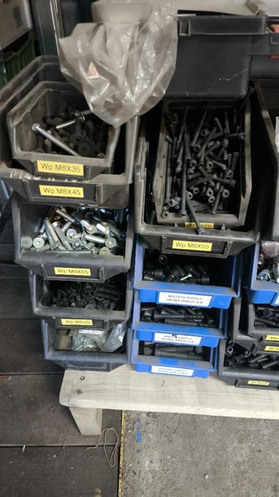 Szafa narzędziowa wyposażona śruby wszystkie rozmiary kuwety