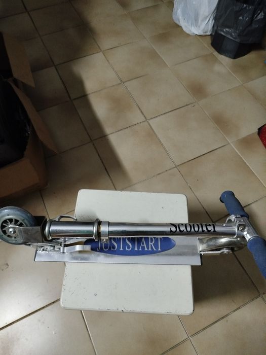 Trotinete em alumínio e aço inoxidável.