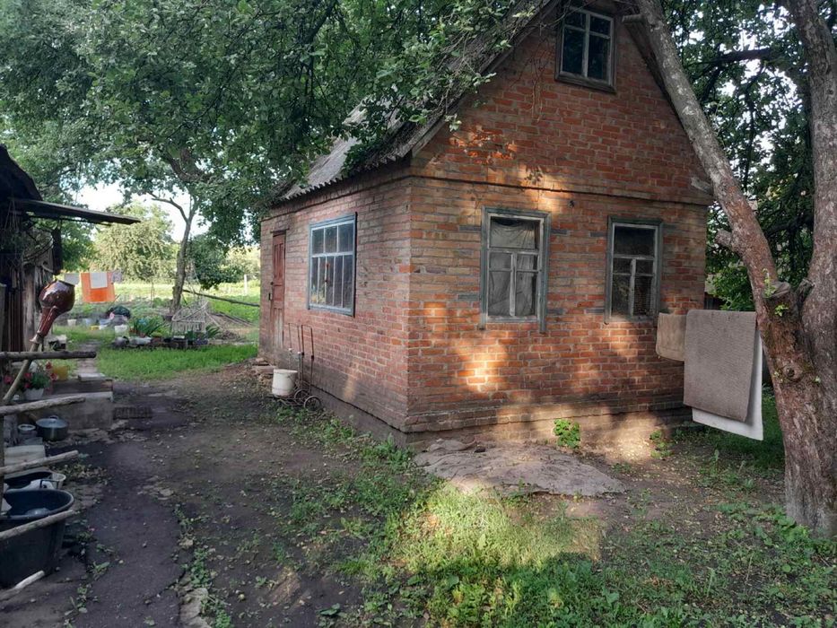 Дом кирпичный с участком сараем и огородом