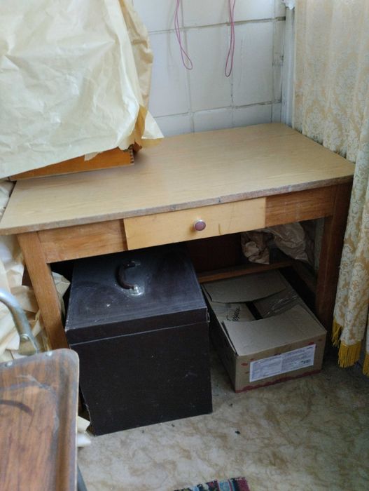 Письмовий столик б/в для учнів молодших класів в дуже хорошому стані. (тільки самовивіз із м. Києва).