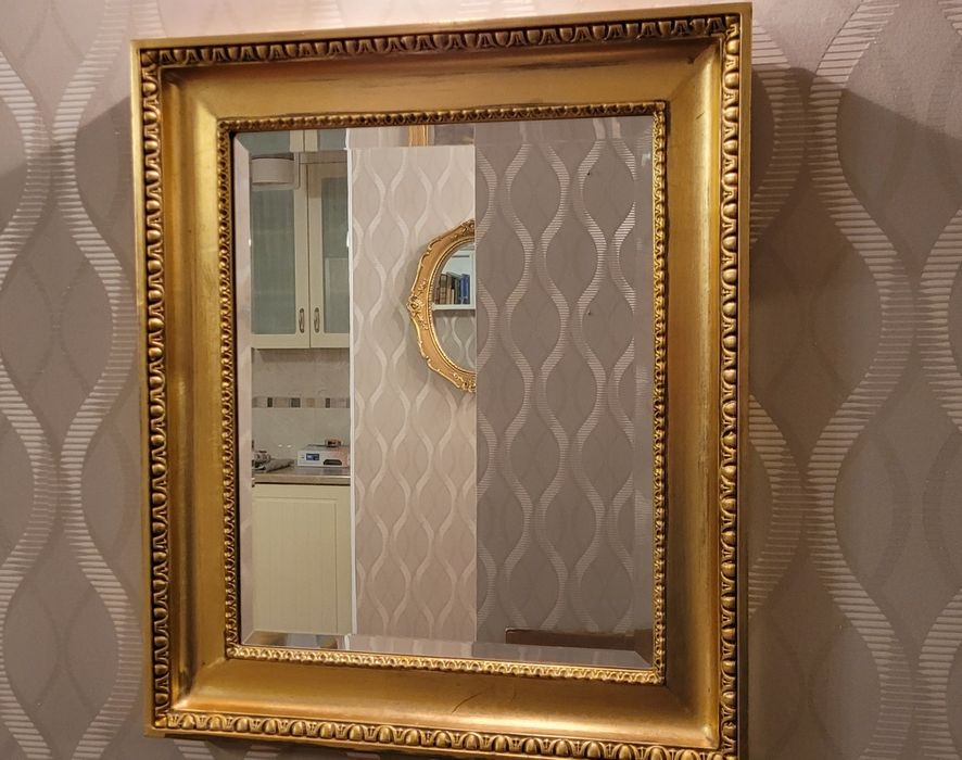Lustro w złotej stylowej drewnianej ramie