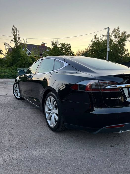 Tesla S 90D повний привід