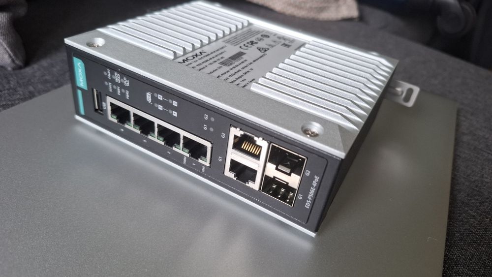Moxa EDS-P506E-4PoE switch przemysłowy