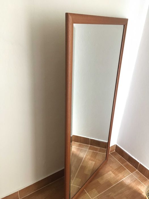 Espelho de decoração com moldura de faia feita à medida