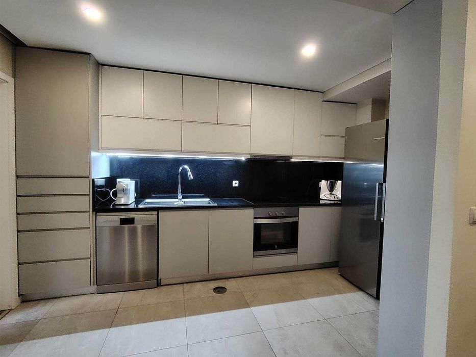 T2 Aldoar Garagem Fechada Renovado