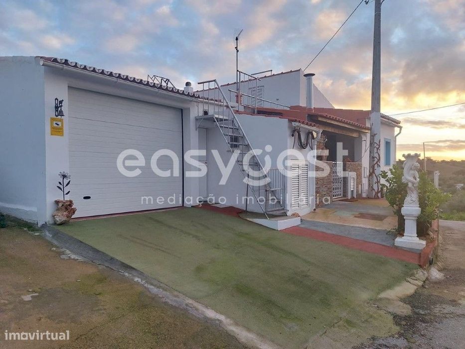 Moradia localizada na freguesia de Mértola com 2 quartos e garagem