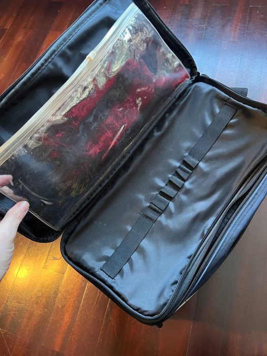 Mala ferramentas semi-rígida Rubbermaid para transporte e organização de material.