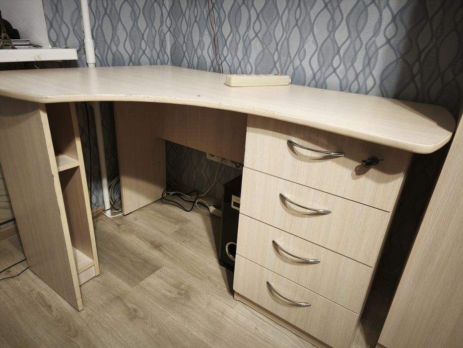 Комп'ютерний стіл