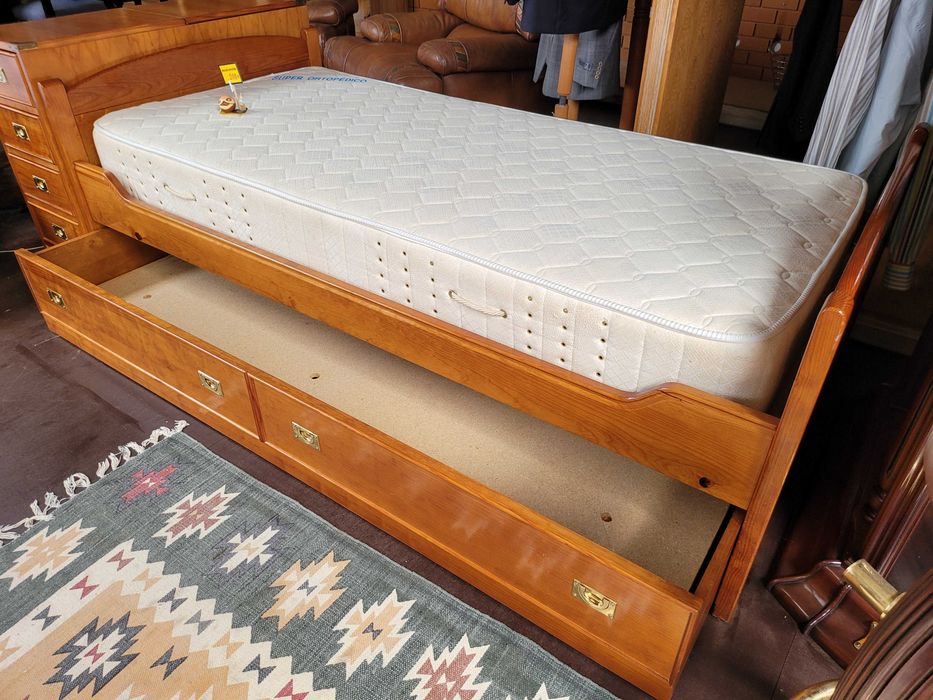 Cama dupla vendida com um colchão e bloco de arrumaçã