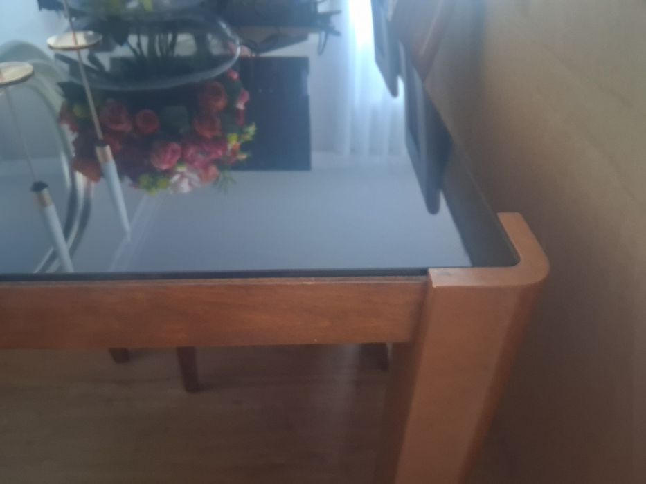Mesa de jantar 1.80cm   impecável com 6 cadeiras em madeira