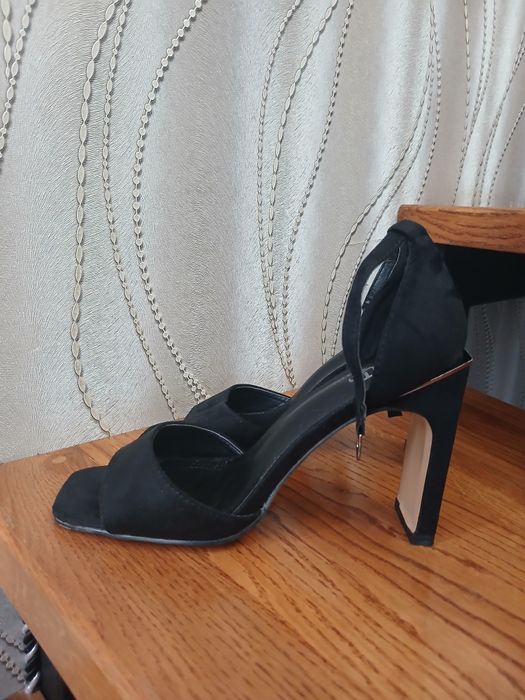 Продам босоніжки замшеві розмір 39,одягала один раз,віддам за 550грн.