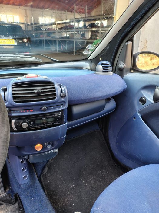 Smart fortwo 599 gasolina ano 2000 para peças todo Material disponível