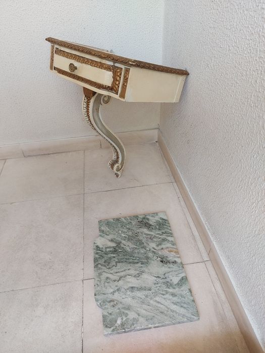 Mesinha de parede com gaveta