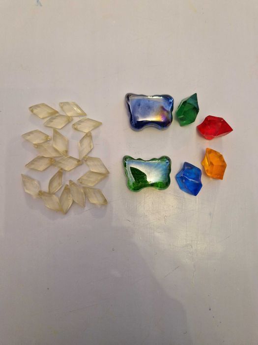 Камешки цветные из стекла и пластика