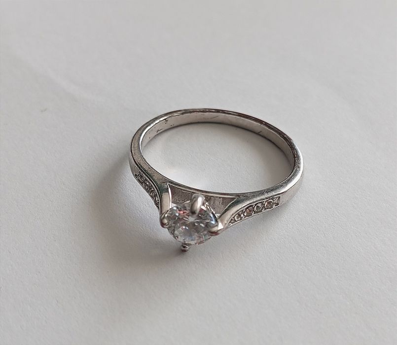 Pierścionek z cyrkoniami