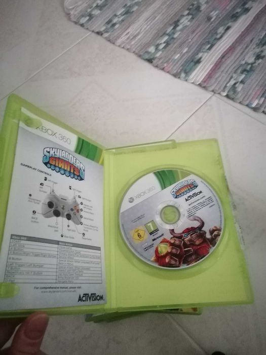 XBOX 360 com comando, kinect e 4 jogos