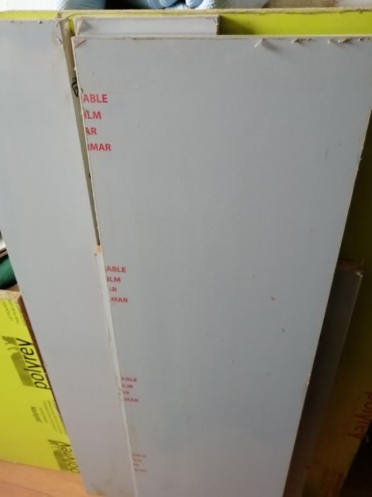 Placas de algumerado em verde Lima, e cinza.