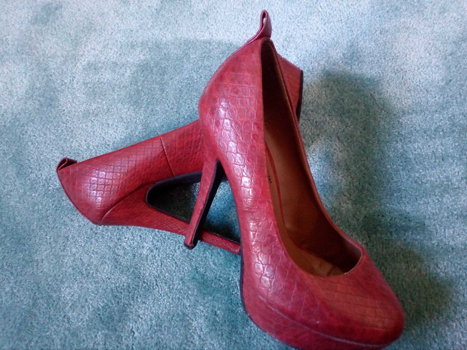 sapatos vermelhos de salto agulha