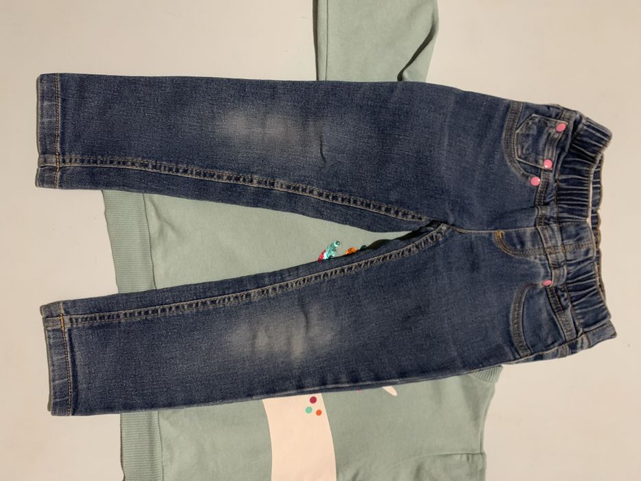 Джинси і светр для дівчинки