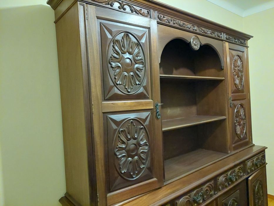 Móvel,mesa e cadeiras de sala de jantar