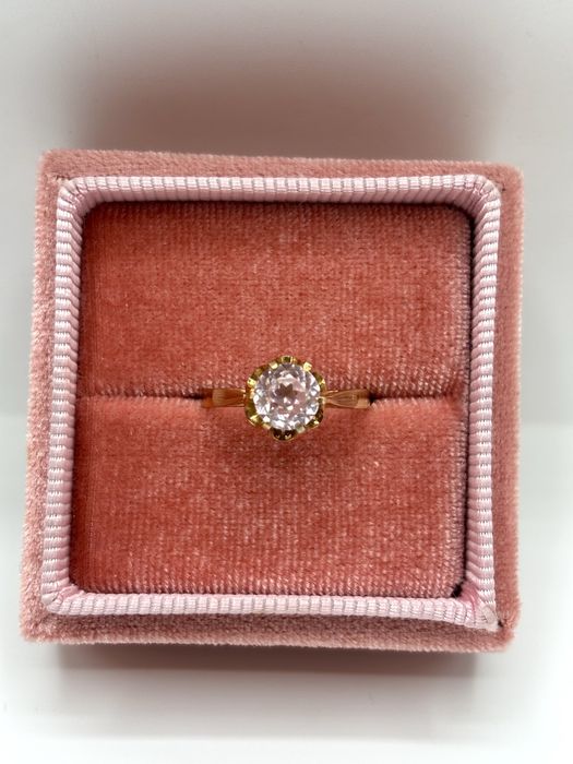 Złoty pierścionek z różowym kamieniem