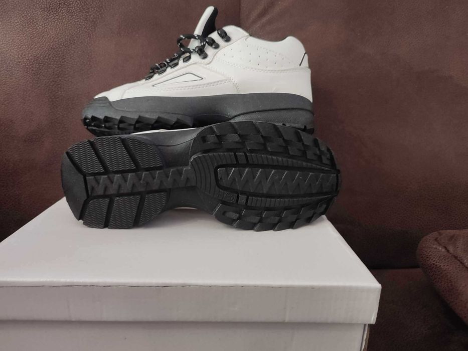 Białe buty sneakersy na platformie