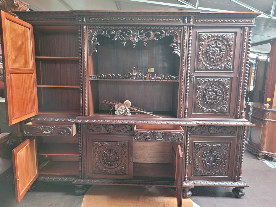 Móvel antigo em madeira maciça toda trabalhada - óptimo